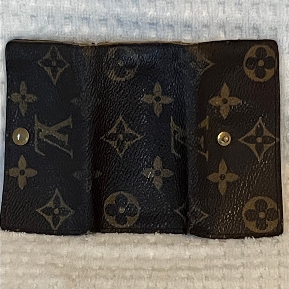 Louis Vuitton 4 Hook Key Holder - Picture 12 of 13